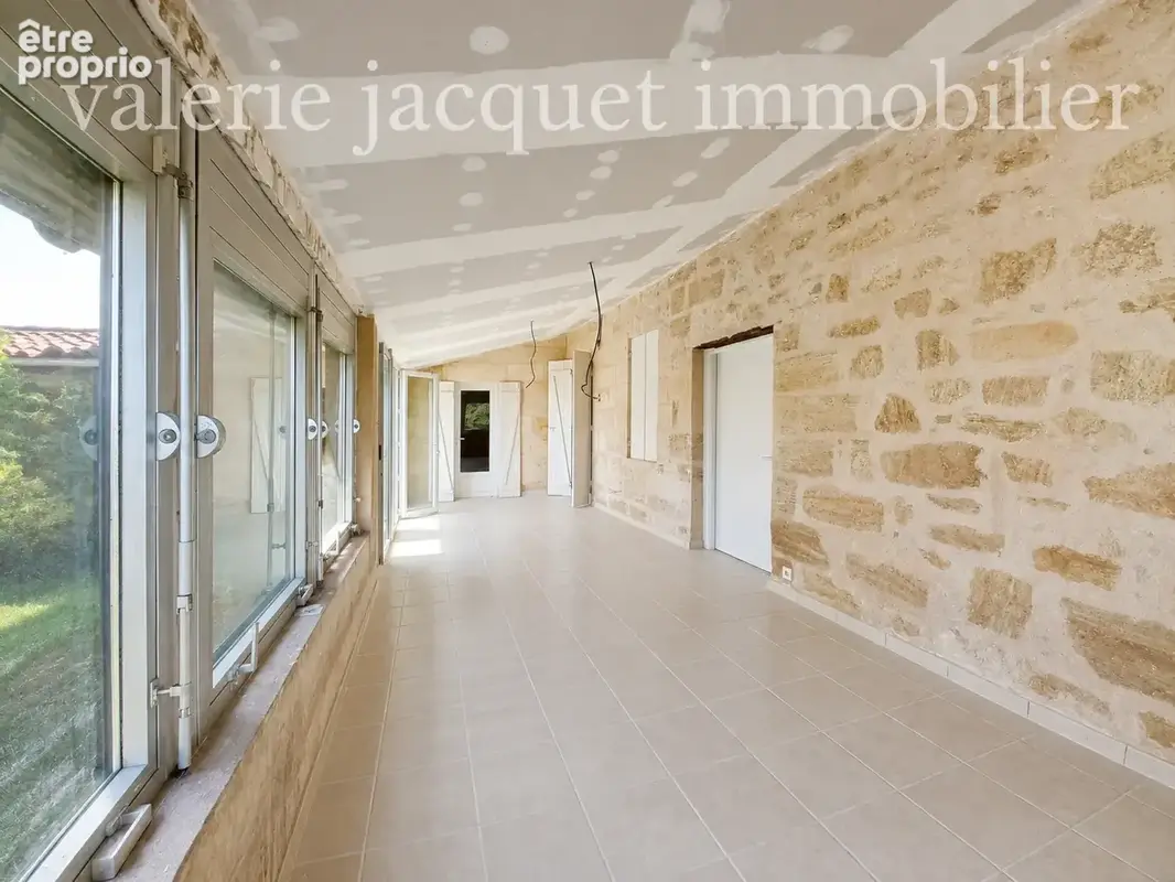 LUSSAC   Ensemble immobilier à rénover avec deux granges et fort potentiel d'évolution - photo 7