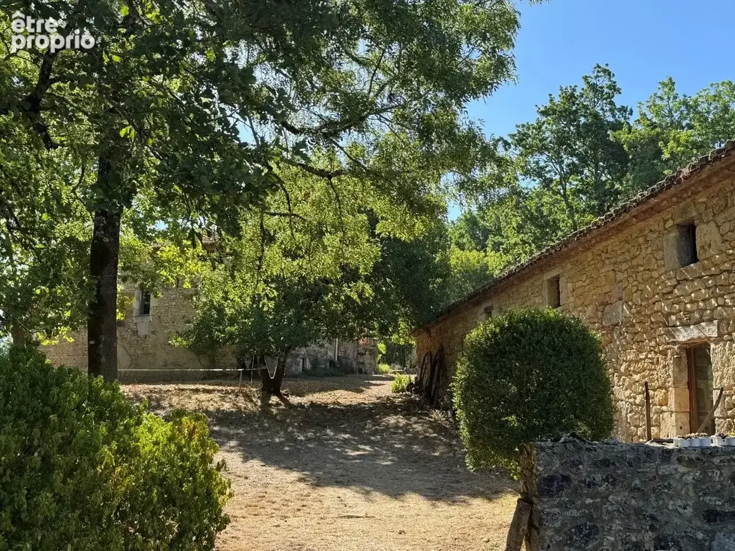 Ensemble immobilier en pierre avec 15 ha de terrain. - photo 2