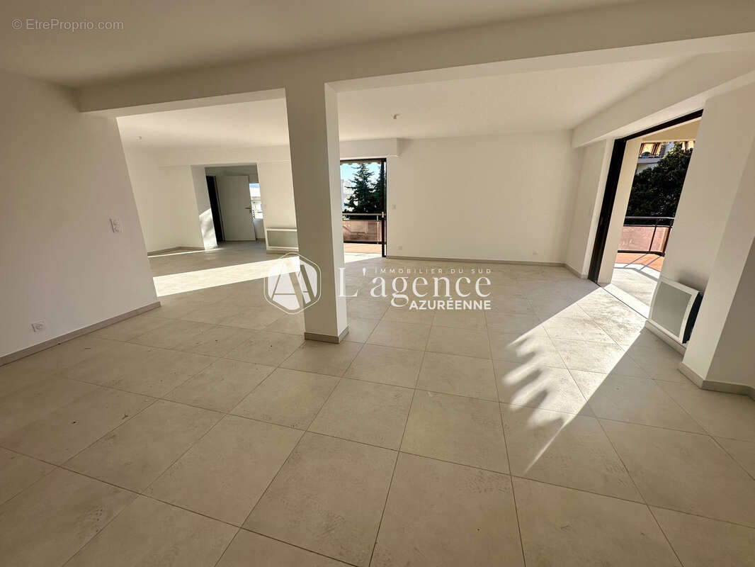 Appartement à SAINT-LAURENT-DU-VAR