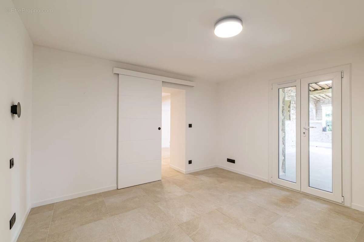 Appartement à SAINT-LAURENT-DU-VAR