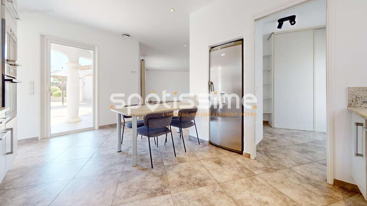 Maison de plain-pied avec piscine lagon sur 915 m² de terrain  Le Grau d'Agde, quartier Baluffe - photo 10