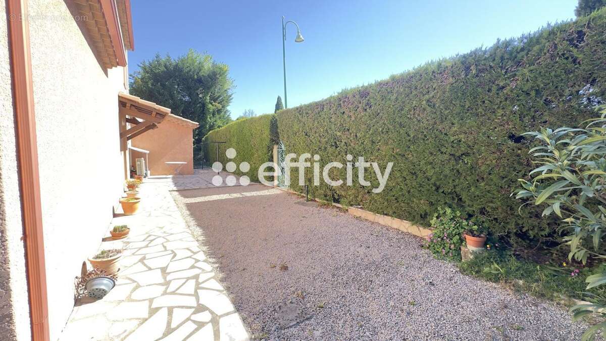 Maison à SAINT-LAURENT-DE-CARNOLS