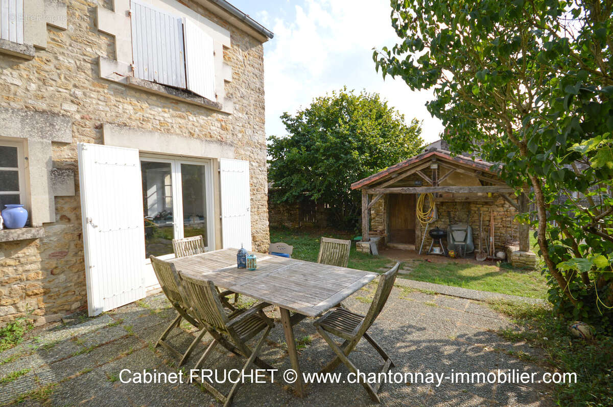 CHANTONNAY - Jolie maison ancienne dans environnement calme - photo 3