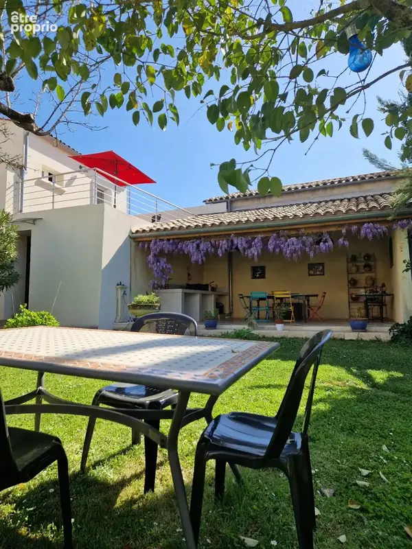 Maison de bourg rénovée de 204 m2 avec 5 chambres, 3 suites parentales, jardin clos et dépendances - photo 9