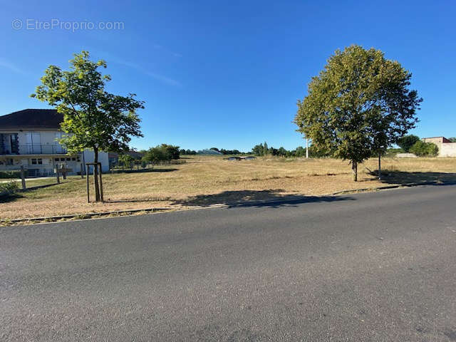 Terrain à MARINGUES