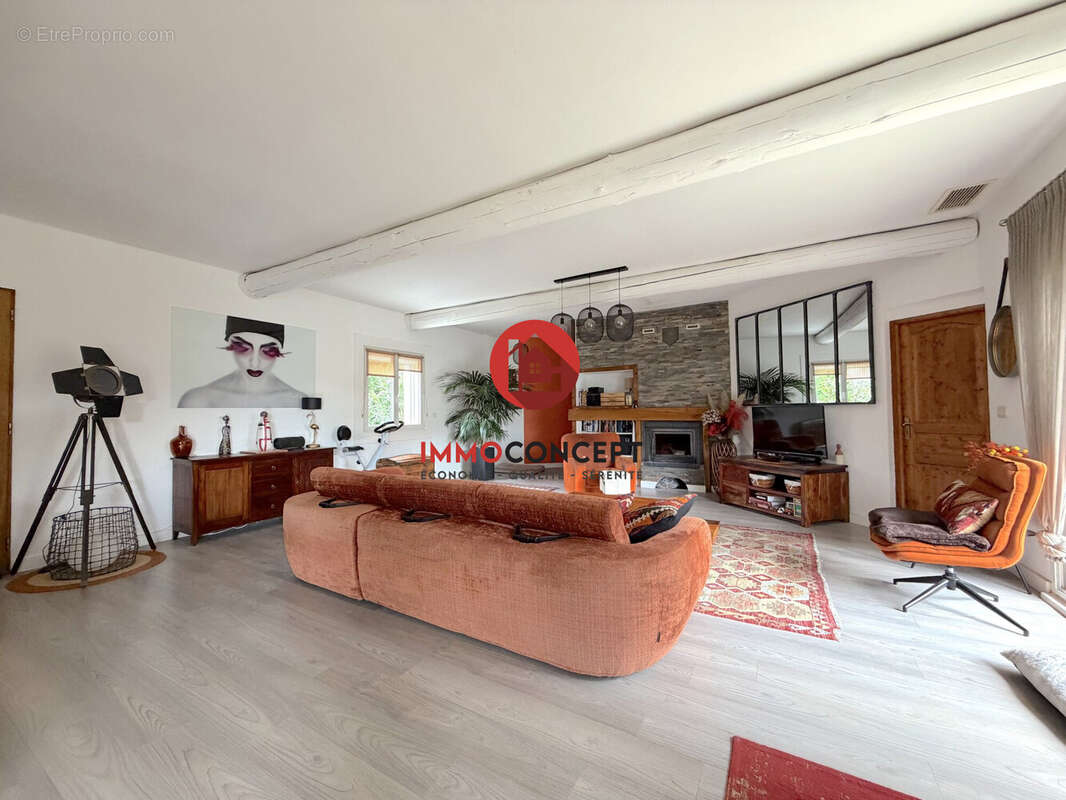 Maison à LAUDUN-L'ARDOISE