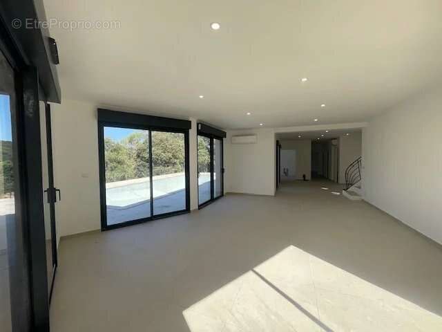 Villa restaurée de 153 m² – vue dominante plein sud – calme absolu - photo 7