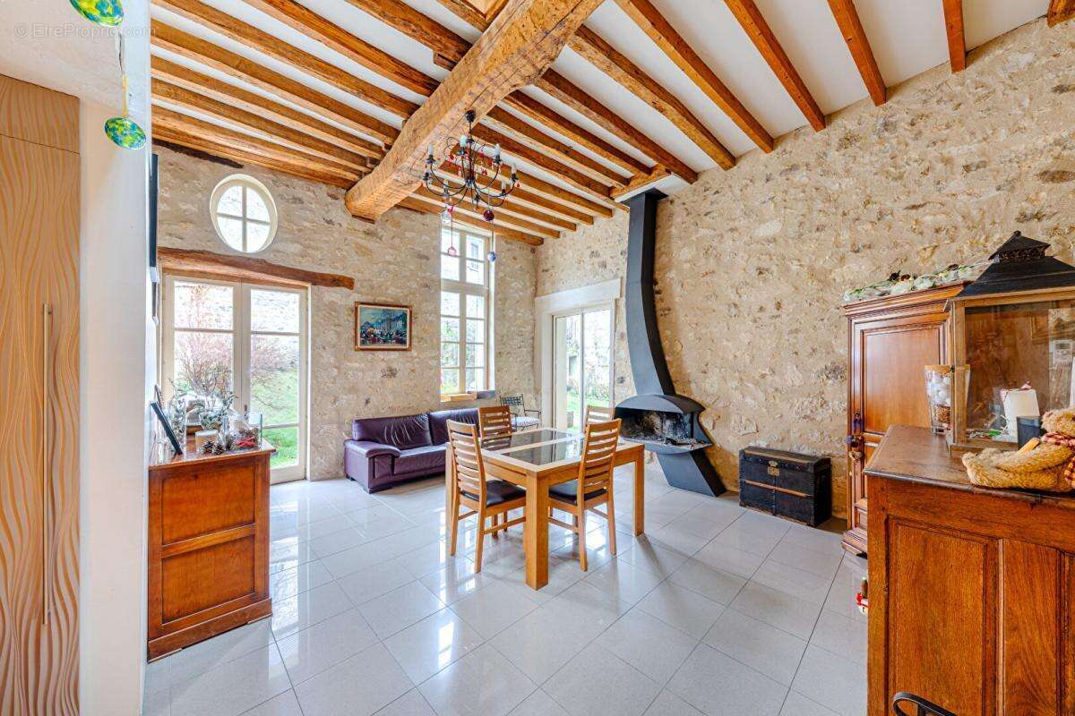 Maison à JOUY-LE-MOUTIER