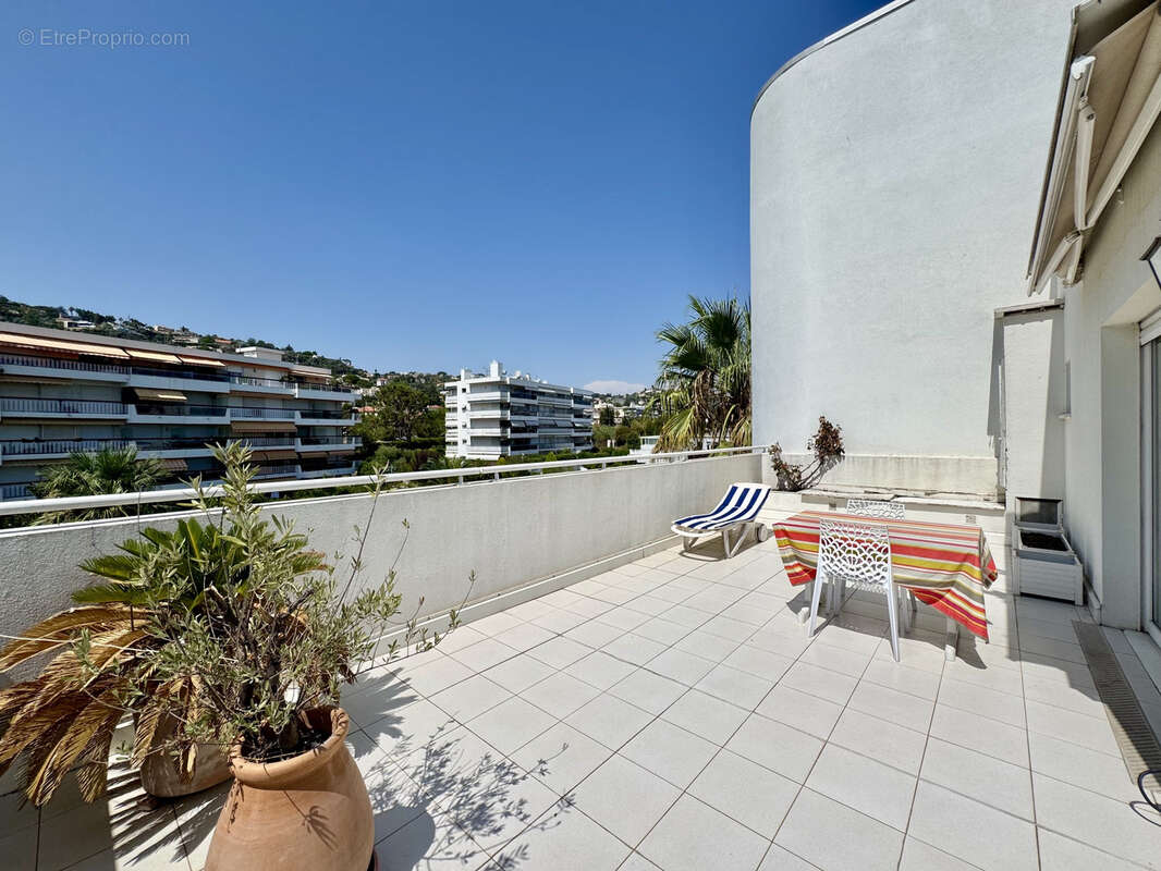 Golfe Juan à 300 m de la plage, vaste trois pièces de 79 m2 avec 52 m2 de terrasses - photo 11