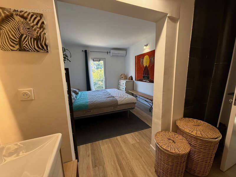 Villa rénovée vue mer à vendre LES ISSAMBRES (83) - photo 11