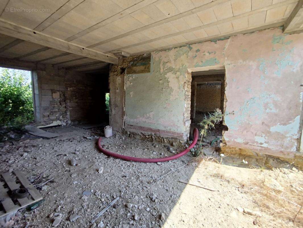 Maison en cours de construction — toiture refaite à neuf — fort potentiel - photo 8