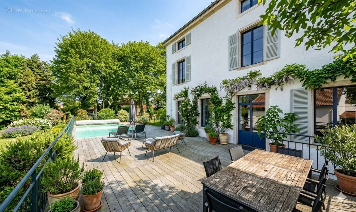 Propriété à vendre composée d'une demeure de Maitre et une deuxième maison avec piscine et jardin - photo 4