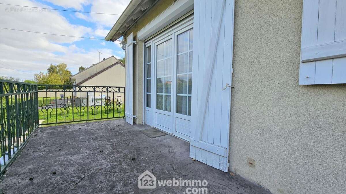 Voici la terrasse... - Maison à ONCY-SUR-ECOLE