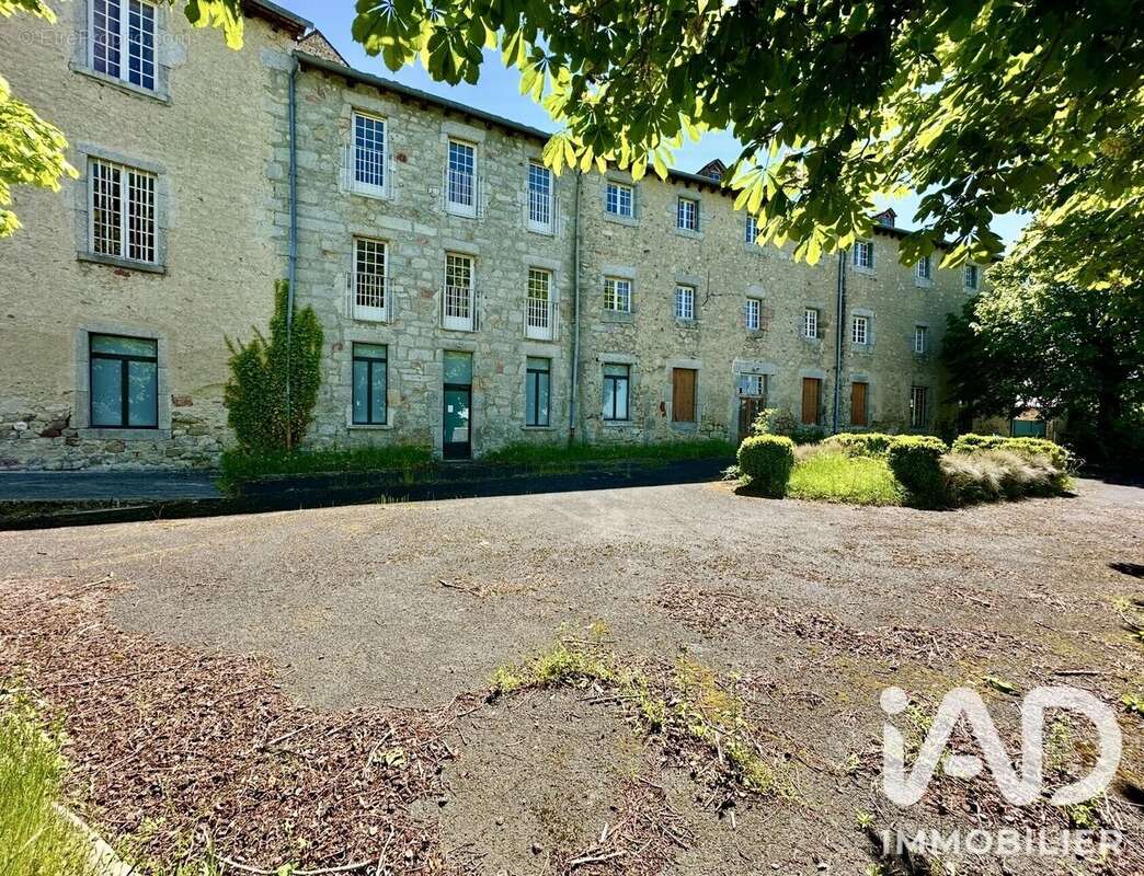 Appartement 1662 m² à Saint-Alban-Sur-Limagnole  - photo 2