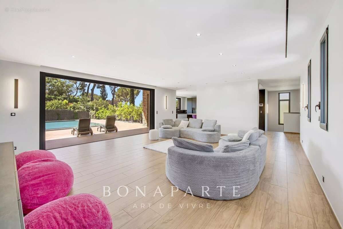 EXCLUSIVITÉ – Villa contemporaine de 330m² à très haute performance énergétique - photo 7