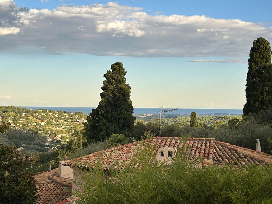 Maison à CHATEAUNEUF-GRASSE