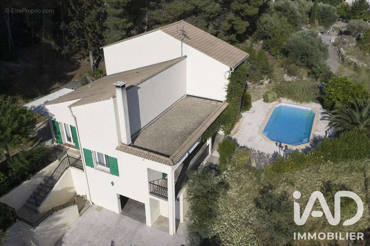 Maison 151 m² à Aramon  - photo 2