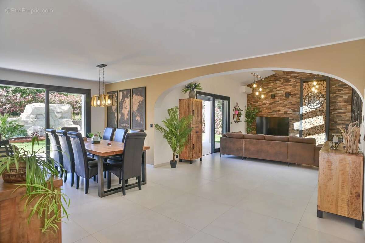 Maison à ROQUEFORT-LES-PINS