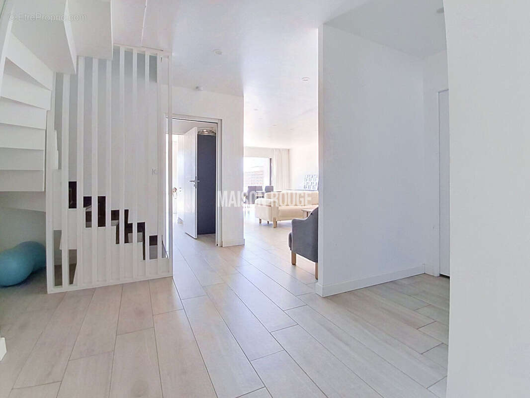 Une maison contemporaine d'exception, entre confort, élégance et sérénité - 2023 - Coup de coeur assuré - PLOUFRAGAN - photo 3