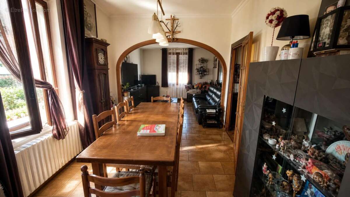 Maison de 6 pièces de 111 m² à Moulins-la-Marche - photo 2