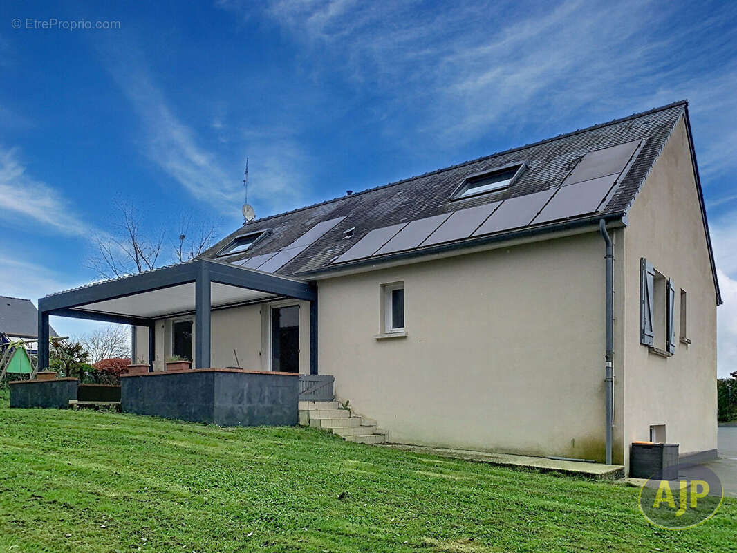Maison à COMBREE