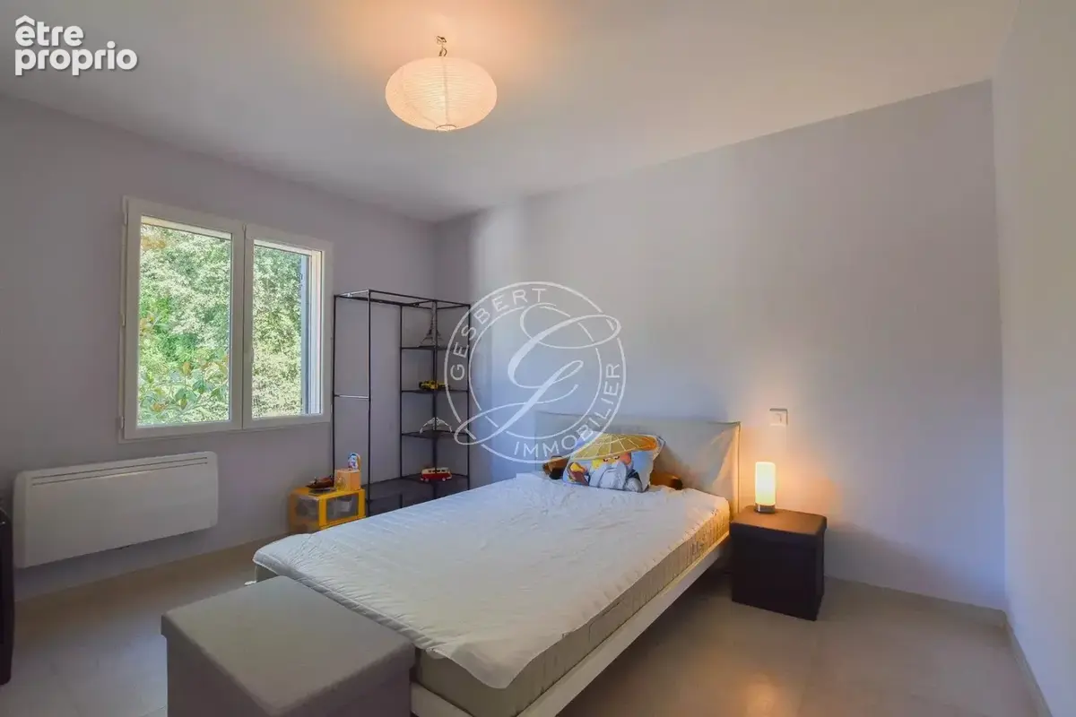 A VENDRE LORGUES - Villa traditionnelle avec piscine et vue dégagée - photo 14