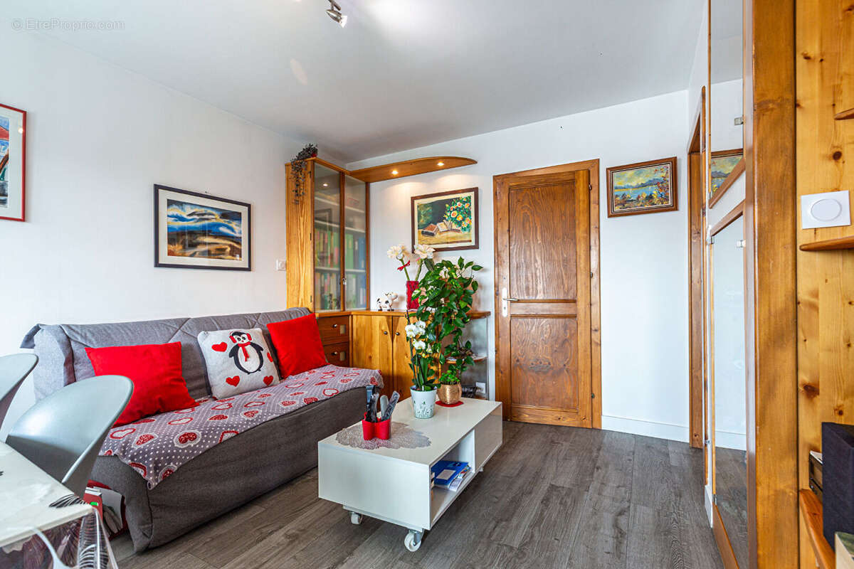 Agence immobiliere laforet - exclusivite - "coccinelle" - appartement t3 de 44,59m2 - veranda - cave - dernier etage - dpe d - r - photo 11