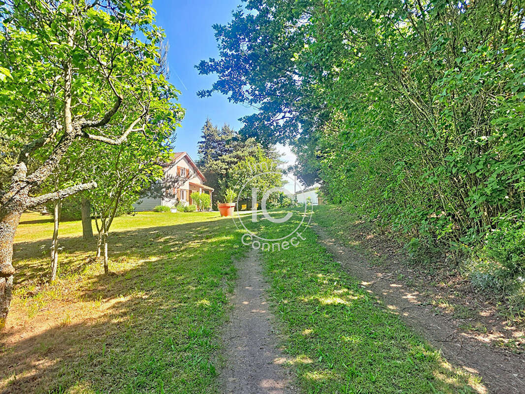 Maison à potentiel avec terrain boisé au calme - photo 14
