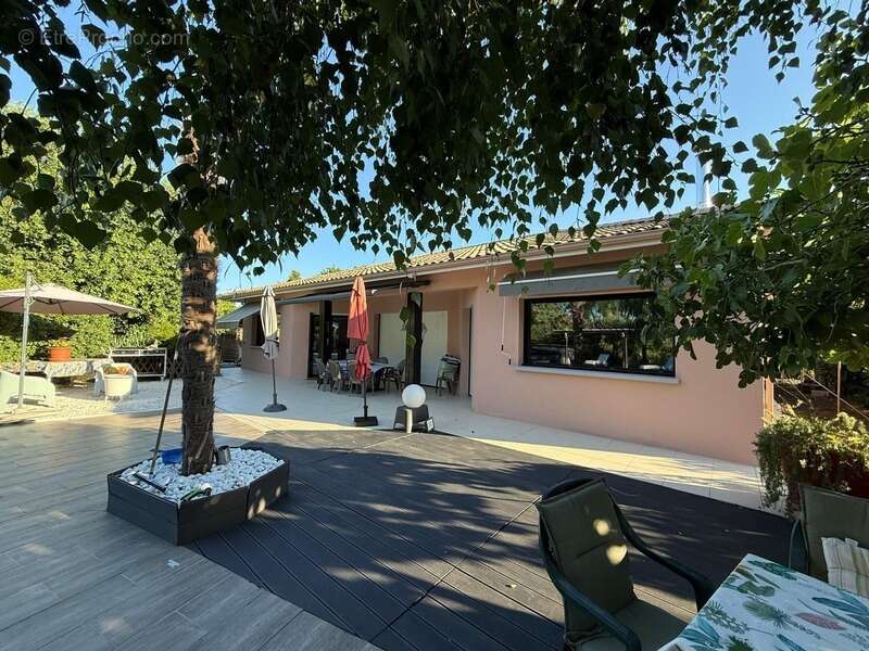 BIGANOS – Quartier recherché du VIGNEAU – Élégante propriété de 190 m² sur un magnifique terrain paysager de 2 370 m² avec pisci - photo 12