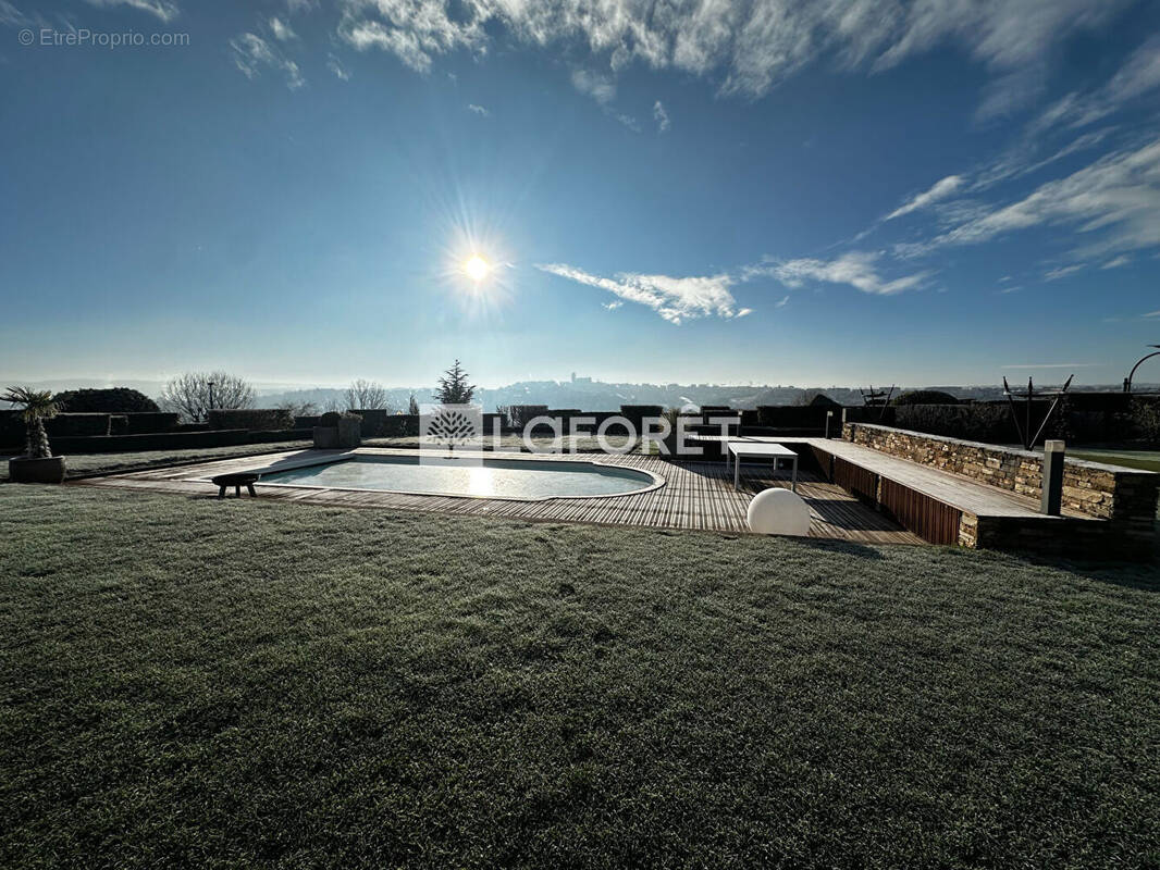 Maison à ONET-LE-CHATEAU