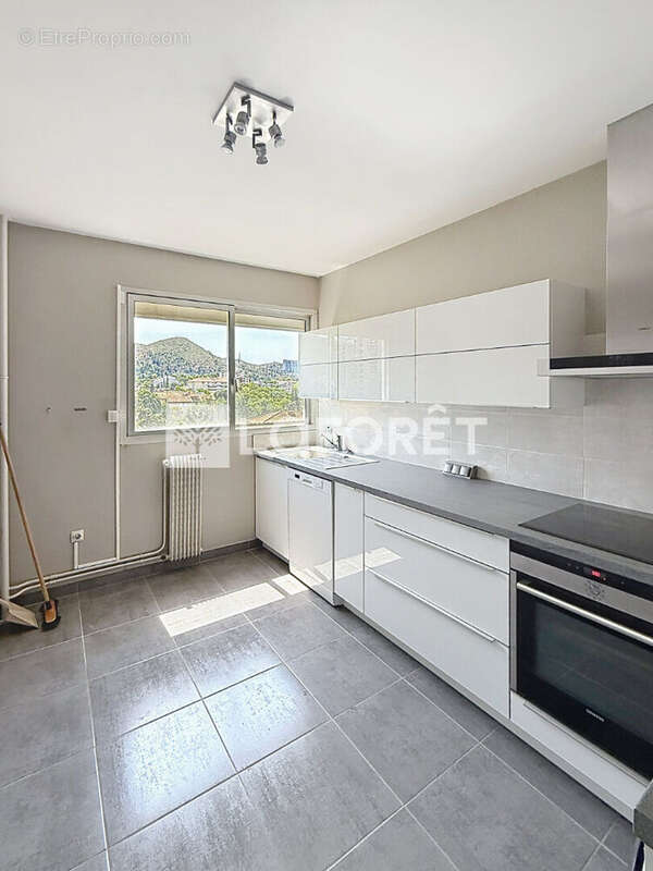 Appartement Marseille 4 pièce(s) 75 m2 SAINT TRONC Résidence le FONTENOY. - photo 3