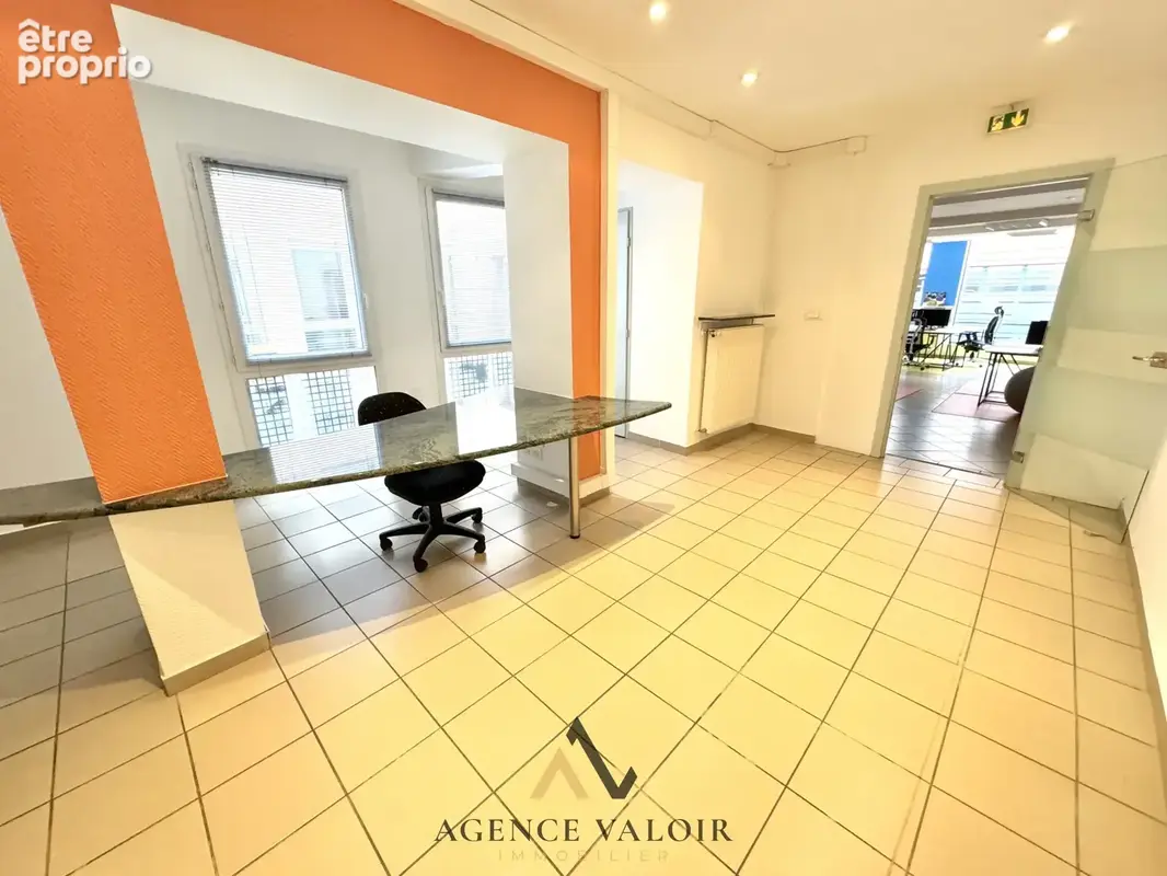 Local commercial TBE 215m2, double entrée, séparable - photo 12