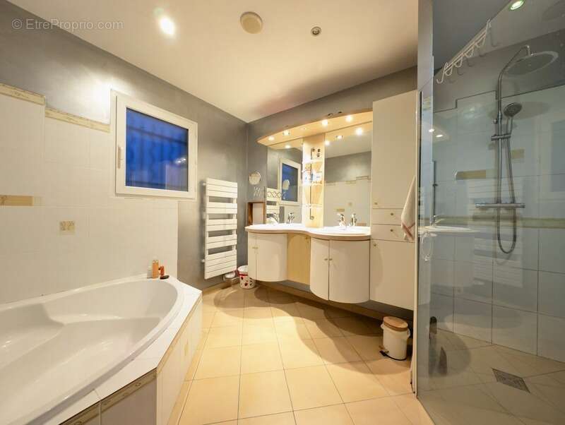 Maison à COMMELLE-VERNAY