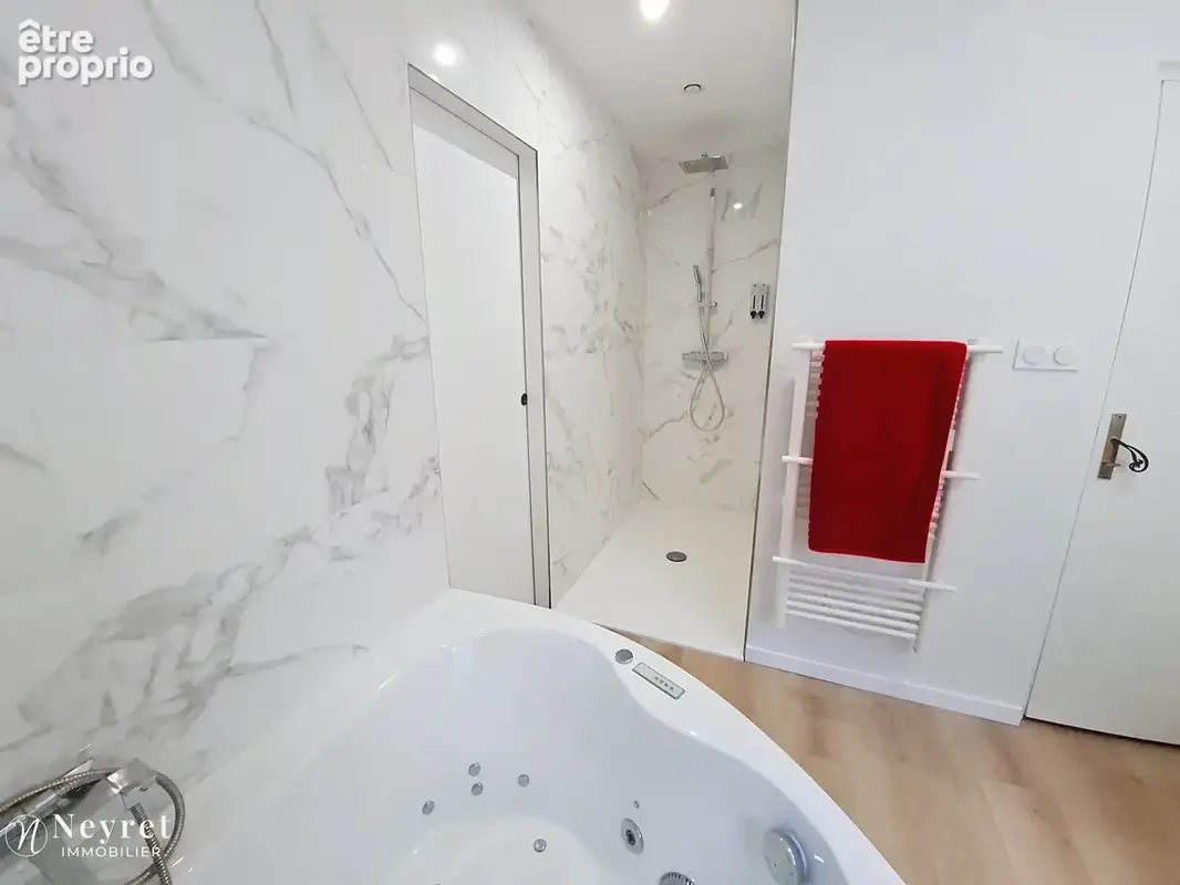 Maison individuelle totalement rénovée de 140 m2 sur 1850 m2de terrain - photo 8