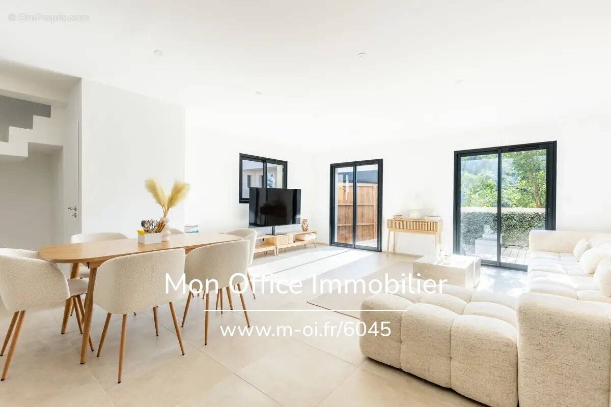 Maison à SIMIANE-COLLONGUE