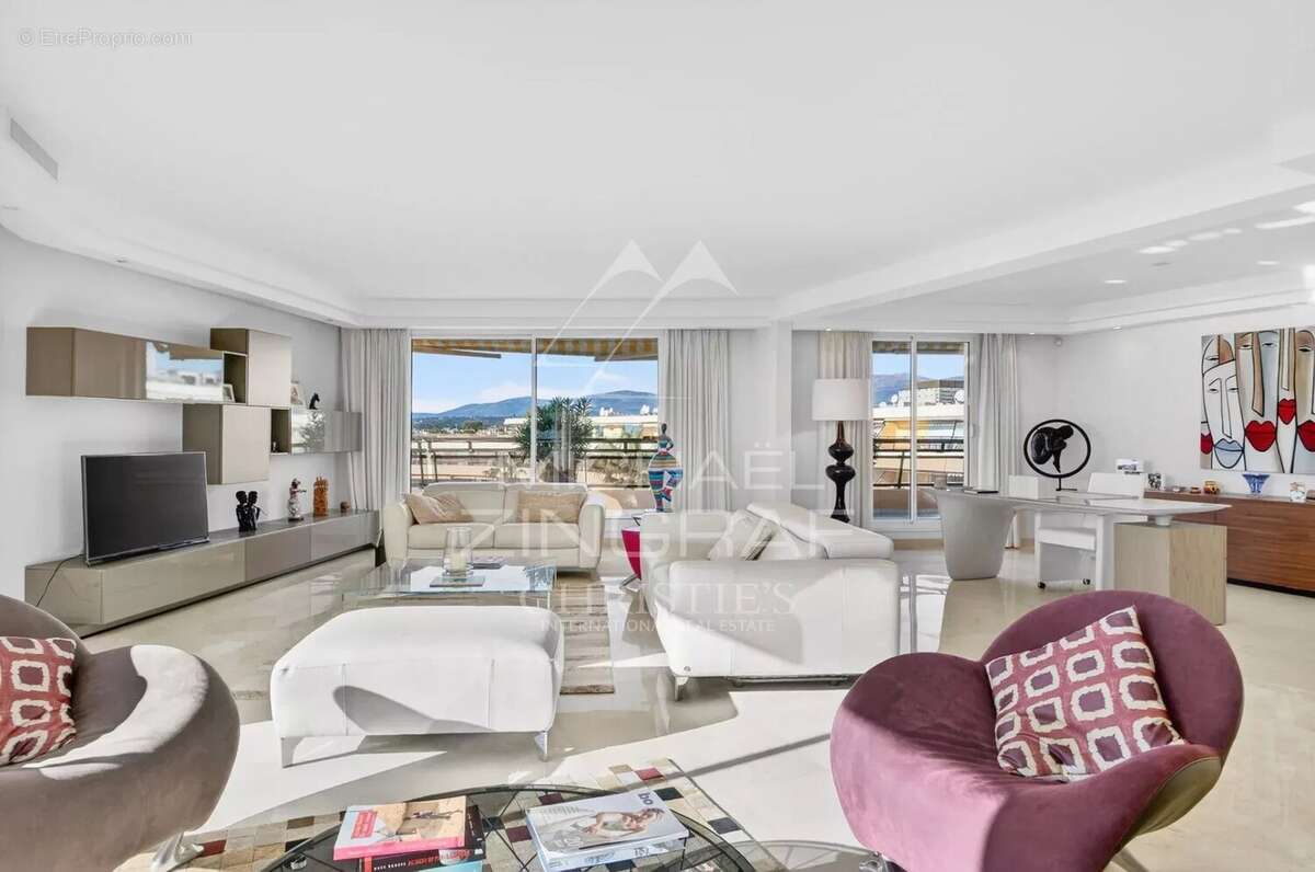Appartement à SAINT-LAURENT-DU-VAR