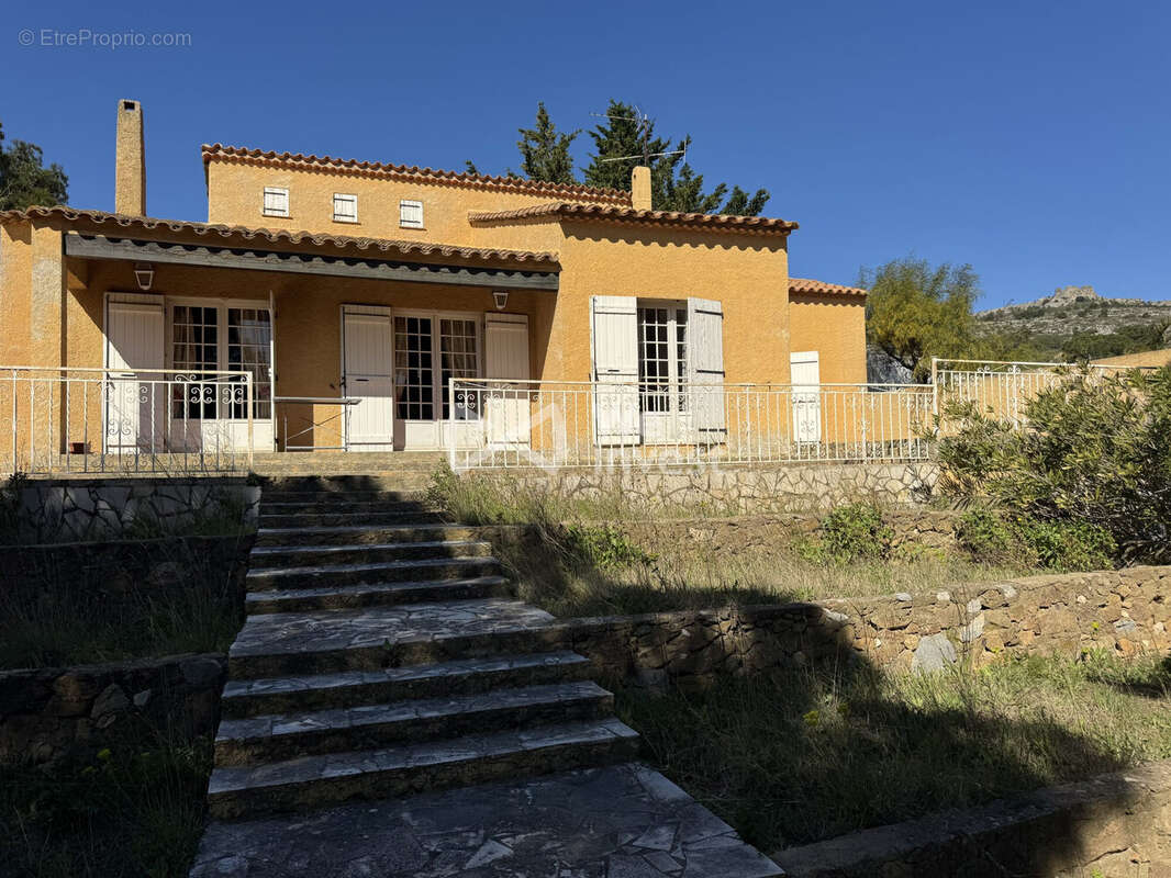 Maison à OPOUL-PERILLOS