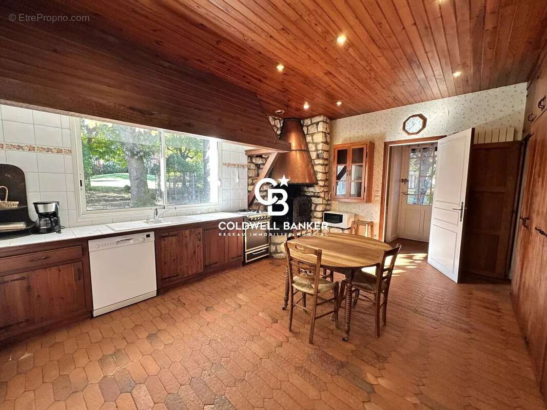 Maison de caractère de 210 m² avec dépendances et piscine, proche du Cher - photo 7