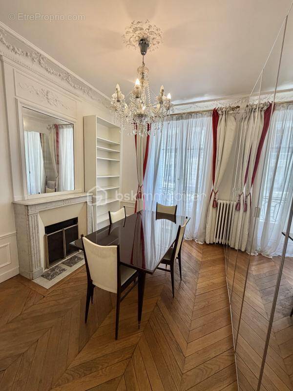 Appartement à PARIS-16E