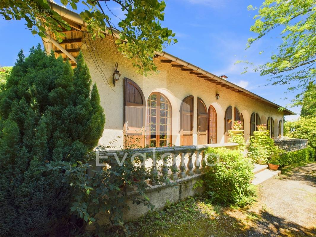 Maison 5 pièces de 170 m² avec garage de 170 m² et jardin arboré - photo 2