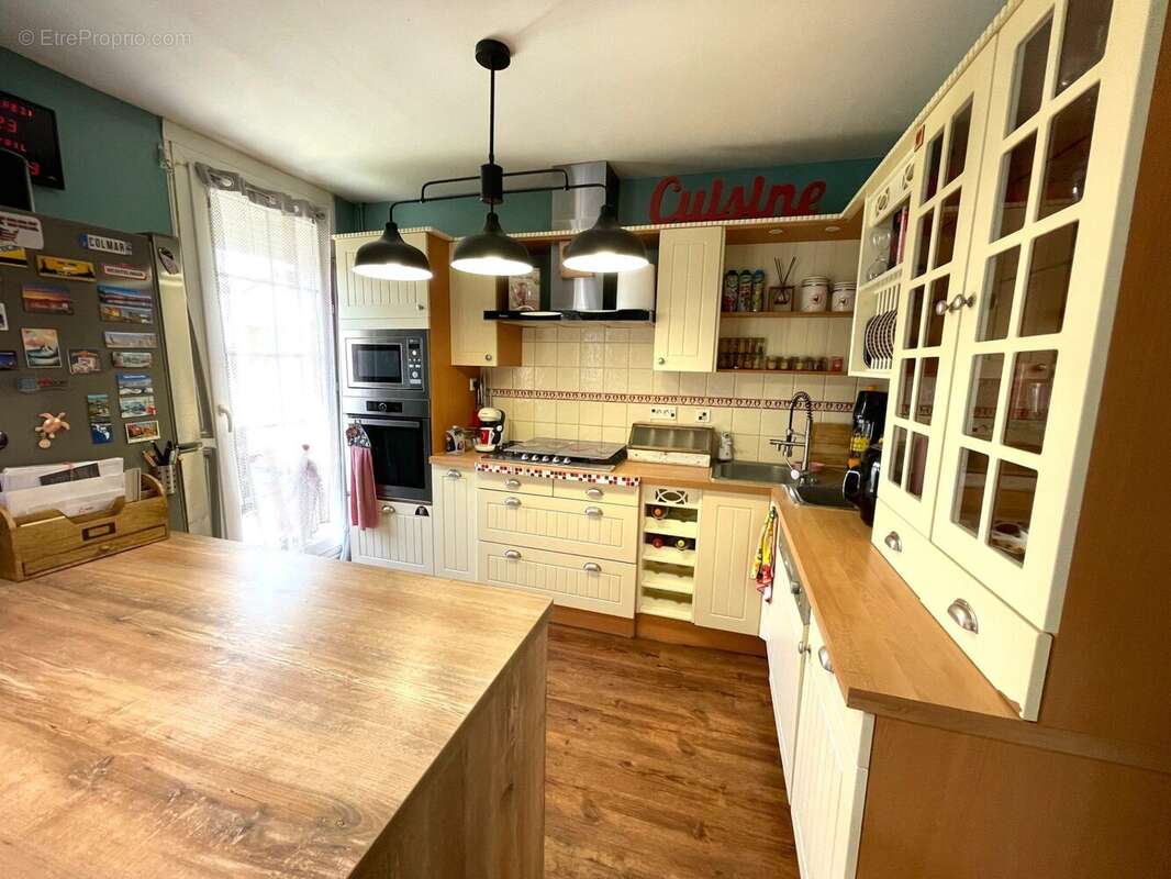 Cuisine équipée ouverte ( 2eme niveau ) - Maison à MONTELIMAR