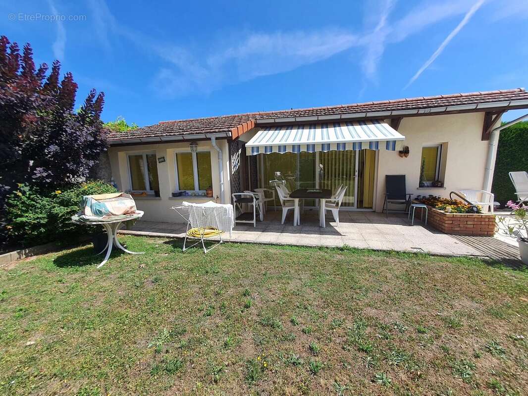Maison à MACLAS