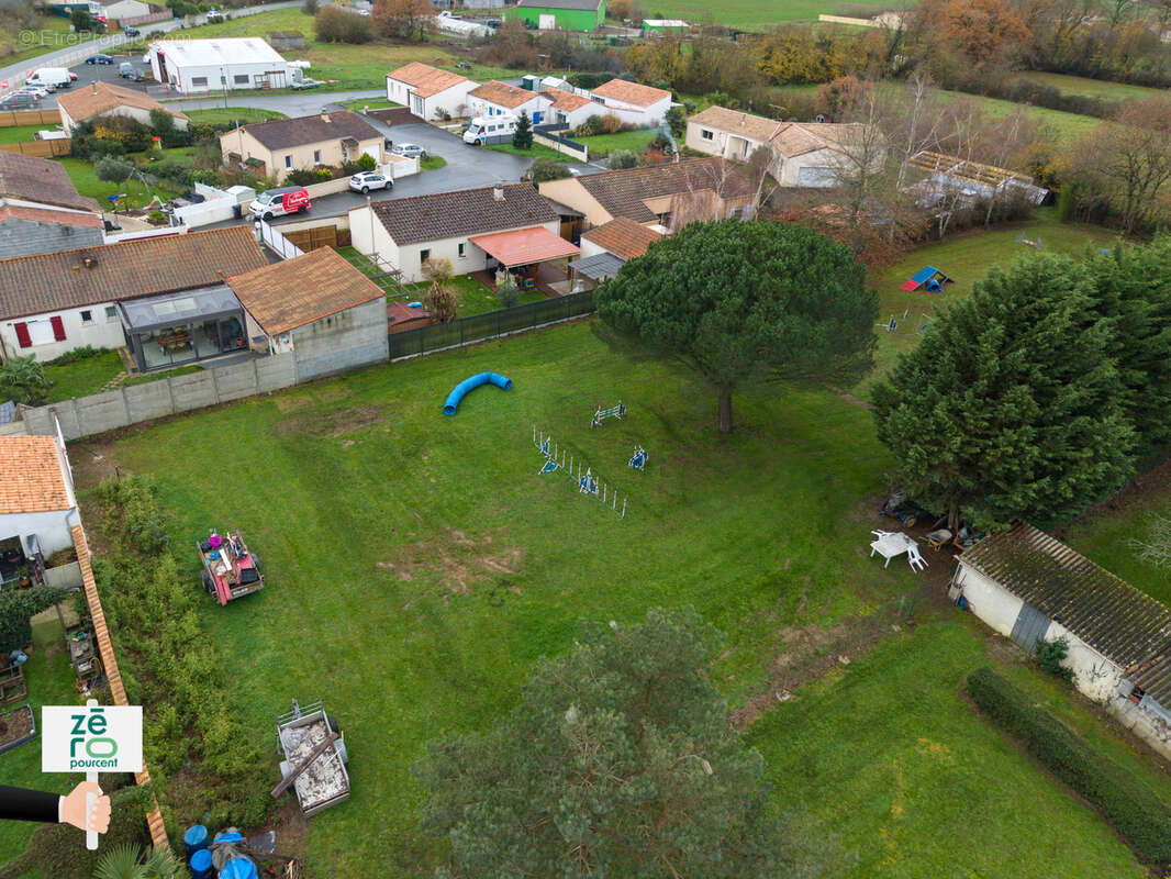Terrain à MOUTIERS-SUR-LE-LAY