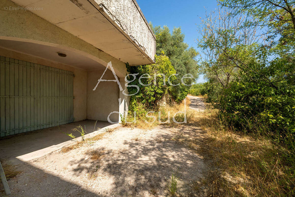 Grande maison de 270 m² sur un terrain de 3000 m² - Fort potentiel - photo 7