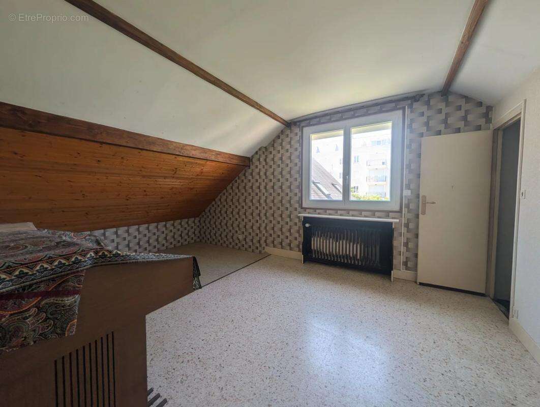 Maison à LES CLAYES-SOUS-BOIS
