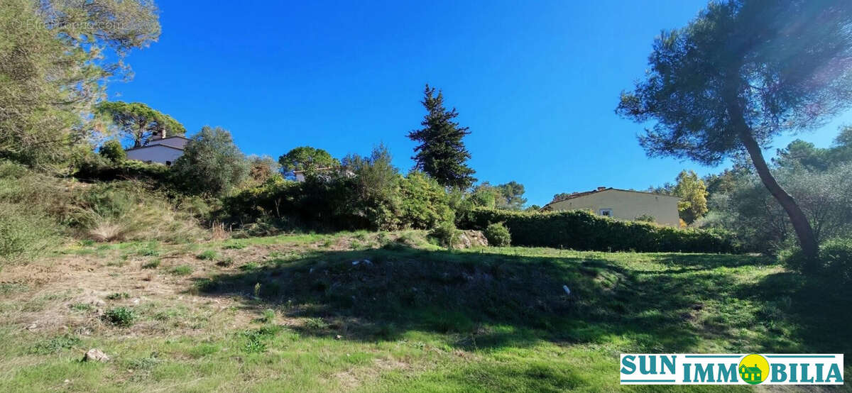 Terrain à LA GAUDE