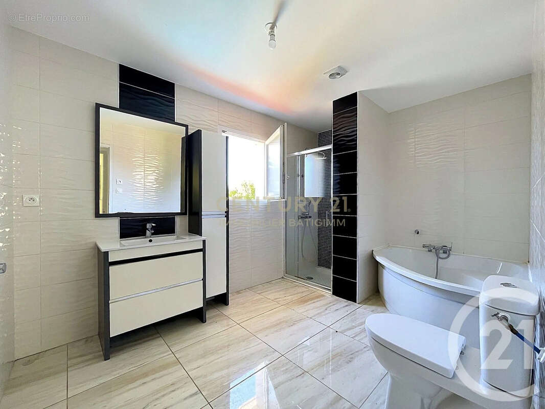 Maison 126 m² à Saint-Clair-De-La-Tour  - photo 7