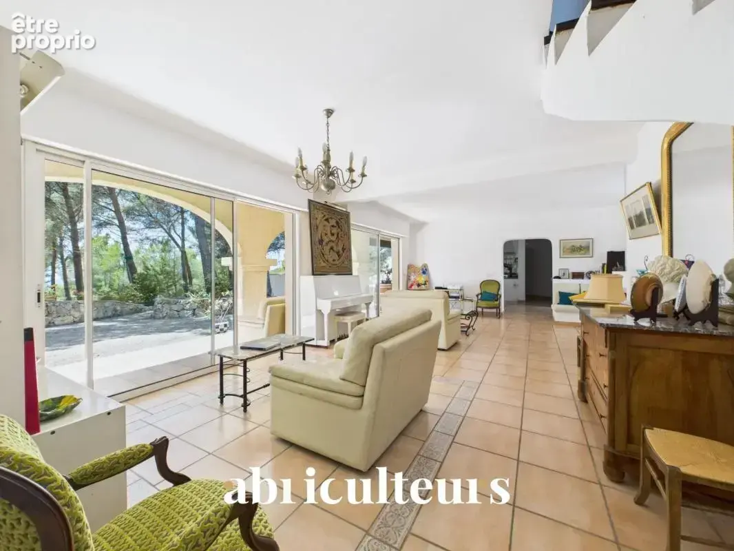 Maison d’architecte de 257 m² avec piscine et jardin arboré de 4 000 m² en vente à Ventabren (13122) - photo 5