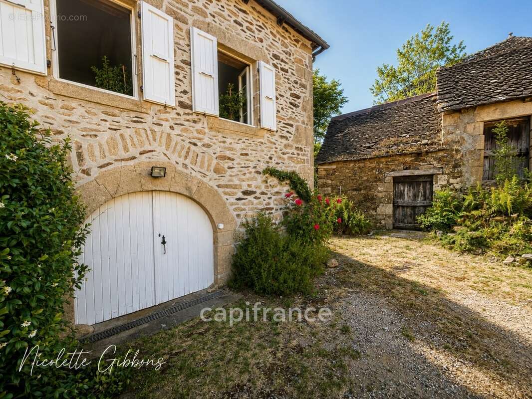 Jolie maison en pierres avec petites dépendances - photo 25