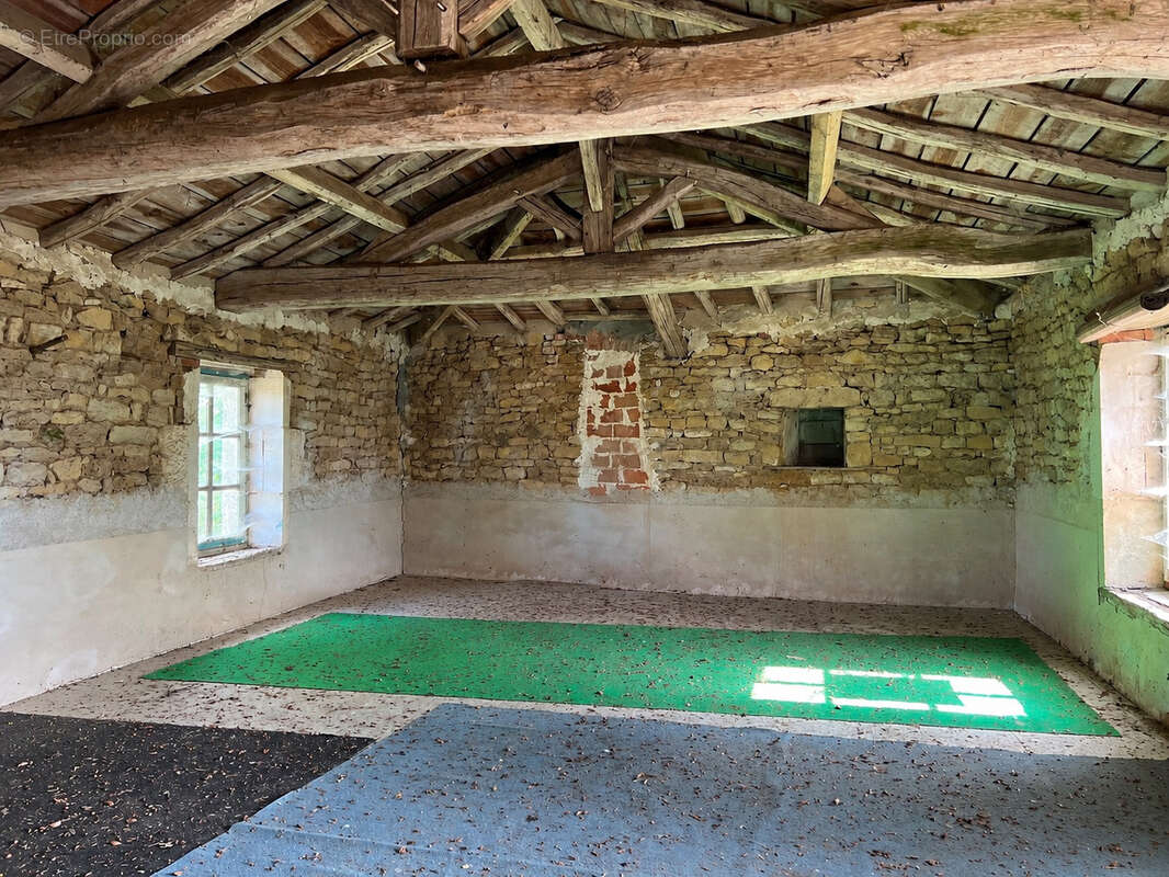 Maison en pierre avec de grandes dépendances - THIRE 85210 - photo 11